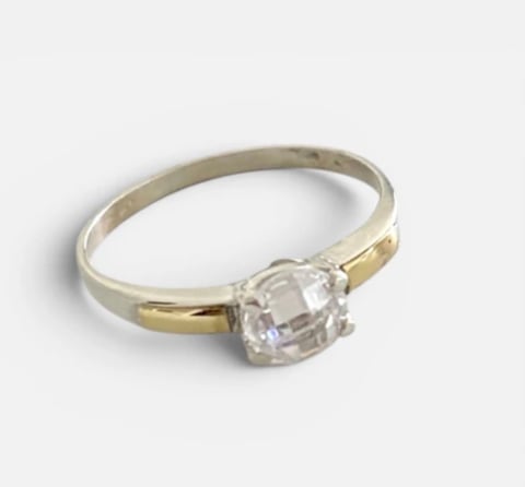 Anillo de compromiso con diamante cushion-cut en oro blanco y amarillo