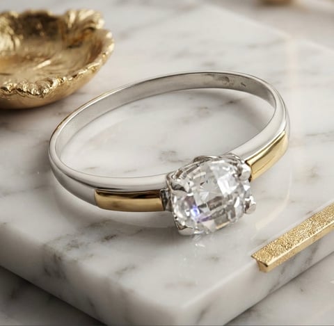 Anillo de compromiso bicolor sobre mármol blanco