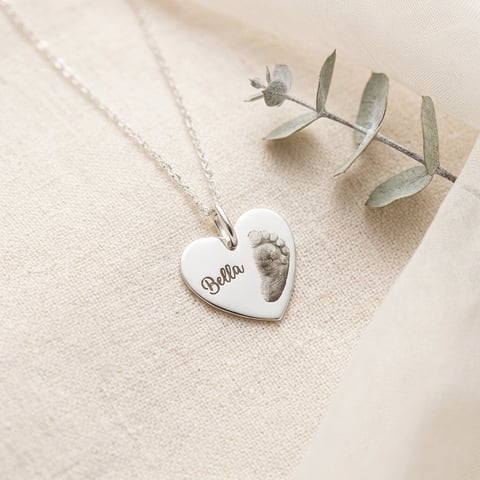 Collar de corazón Bella con huella de bebé en tela beige con iluminación profesional