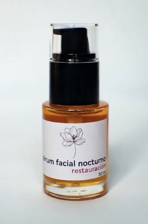 Botella de serum facial nocturno con flor de loto
